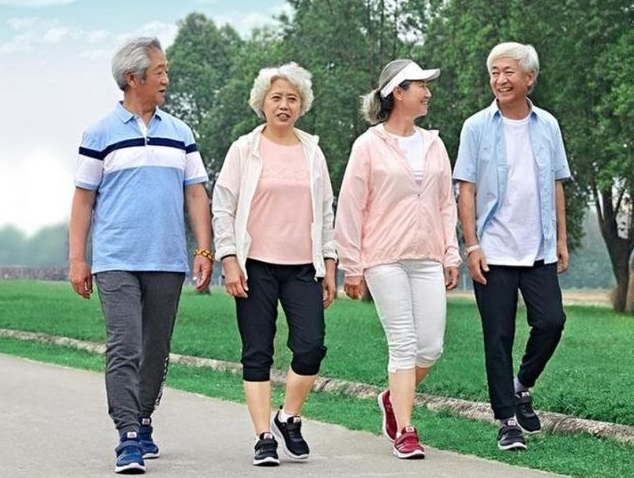 Nếu c&ograve;n dư tiền sau tuổi 60, đừng tiếc: 3 khoản chi gi&uacute;p tuổi gi&agrave; bớt khổ, con ch&aacute;u cũng nhẹ g&aacute;nh - Ảnh 3.