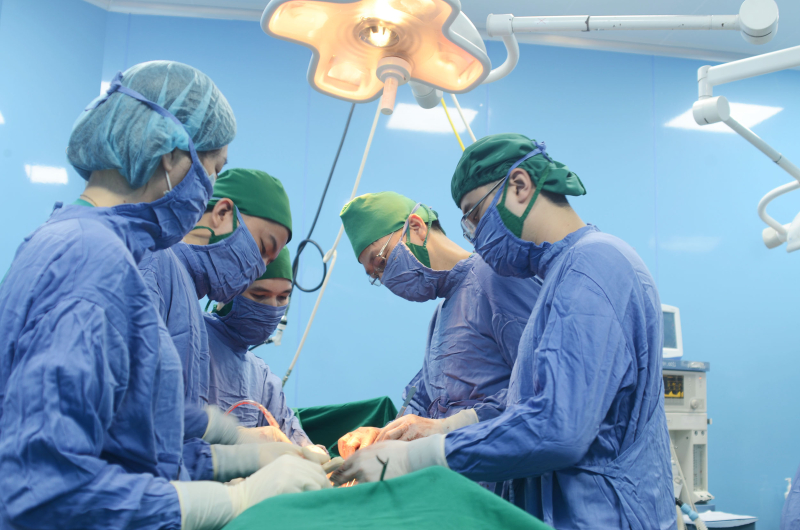 Ung thư đại trực tràng xâm lấn rộng vùng chậu, người đàn ông 58 tuổi được bảo tồn chức năng tiết niệu - Ảnh 1.