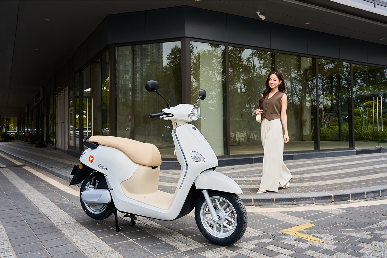 Trải nghiệm xe máy điện đẹp phong cách giá 28,9 triệu đồng công nghệ cao cấp như xe ga, đi tới 120 km, pin LFP tháo rời - Ảnh 4. Trải nghiệm xe máy điện đẹp phong cách giá 28,9 triệu đồng công nghệ cao cấp như xe ga, đi tới 120 km, pin LFP tháo rời - Ảnh 4.