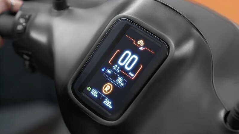 Xe m&aacute;y điện b&aacute;n ở Việt Nam gi&aacute; chỉ 29 triệu đồng sạc 15 ph&uacute;t, đi xa tối đa 200km, cốp rộng nhất thị trường - Ảnh 4.