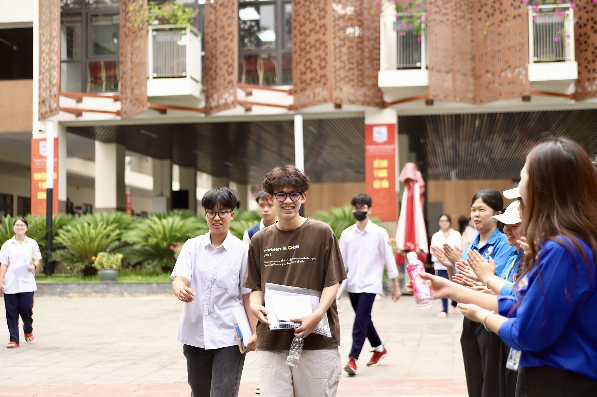 Th&iacute; sinh n&oacute;i g&igrave; sau b&agrave;i thi Ngữ văn kỳ thi tốt nghiệp THPT 2026 s&aacute;ng nay?- Ảnh 1.