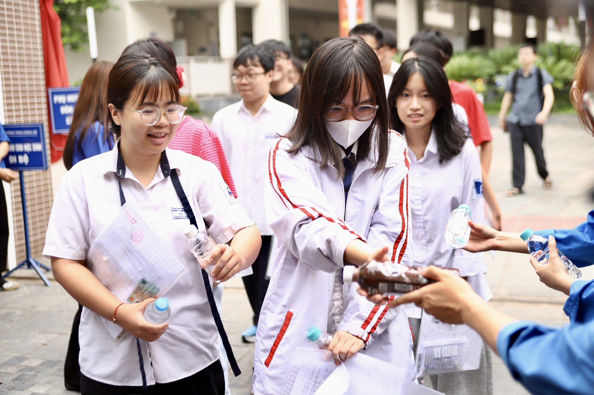 Th&iacute; sinh n&oacute;i g&igrave; sau b&agrave;i thi Ngữ văn kỳ thi tốt nghiệp THPT 2026 s&aacute;ng nay?- Ảnh 5.