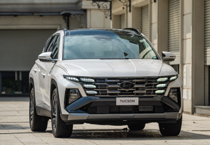 SUV cỡ C Hyundai Tucson L giá 659 triệu đồng công nghệ hỗ trợ lái, tiện nghi hiện đại cạnh tranh Mazda CX-5 và Honda CR-V - Ảnh 2. SUV cỡ C Hyundai Tucson L giá 659 triệu đồng công nghệ hỗ trợ lái, tiện nghi hiện đại cạnh tranh Mazda CX-5 và Honda CR-V - Ảnh 2.