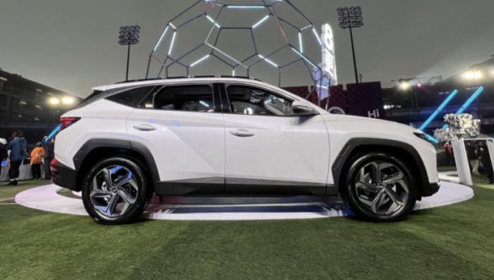 SUV cỡ C Hyundai Tucson L giá 659 triệu đồng công nghệ hỗ trợ lái, tiện nghi hiện đại cạnh tranh Mazda CX-5 và Honda CR-V - Ảnh 3. SUV cỡ C Hyundai Tucson L giá 659 triệu đồng công nghệ hỗ trợ lái, tiện nghi hiện đại cạnh tranh Mazda CX-5 và Honda CR-V - Ảnh 3.