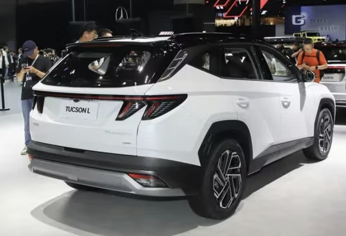 SUV cỡ C Hyundai Tucson L giá 659 triệu đồng công nghệ hỗ trợ lái, tiện nghi hiện đại cạnh tranh Mazda CX-5 và Honda CR-V - Ảnh 4. SUV cỡ C Hyundai Tucson L giá 659 triệu đồng công nghệ hỗ trợ lái, tiện nghi hiện đại cạnh tranh Mazda CX-5 và Honda CR-V - Ảnh 4.