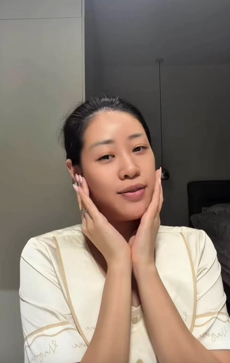 Mặt mộc gây ngỡ ngàng của Hoa hậu Khánh Vân ở tuổi 31 - Ảnh 1. Mặt mộc gây ngỡ ngàng của Hoa hậu Khánh Vân ở tuổi 31 - Ảnh 1.