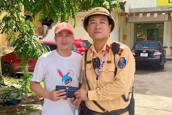 Đ&aacute;nh rơi v&iacute; chứa gần 30 triệu tr&ecirc;n đường, người đ&agrave;n &ocirc;ng ở H&agrave; Nội bất ngờ nhận lại sau chưa đầy 2 giờ- Ảnh 1.