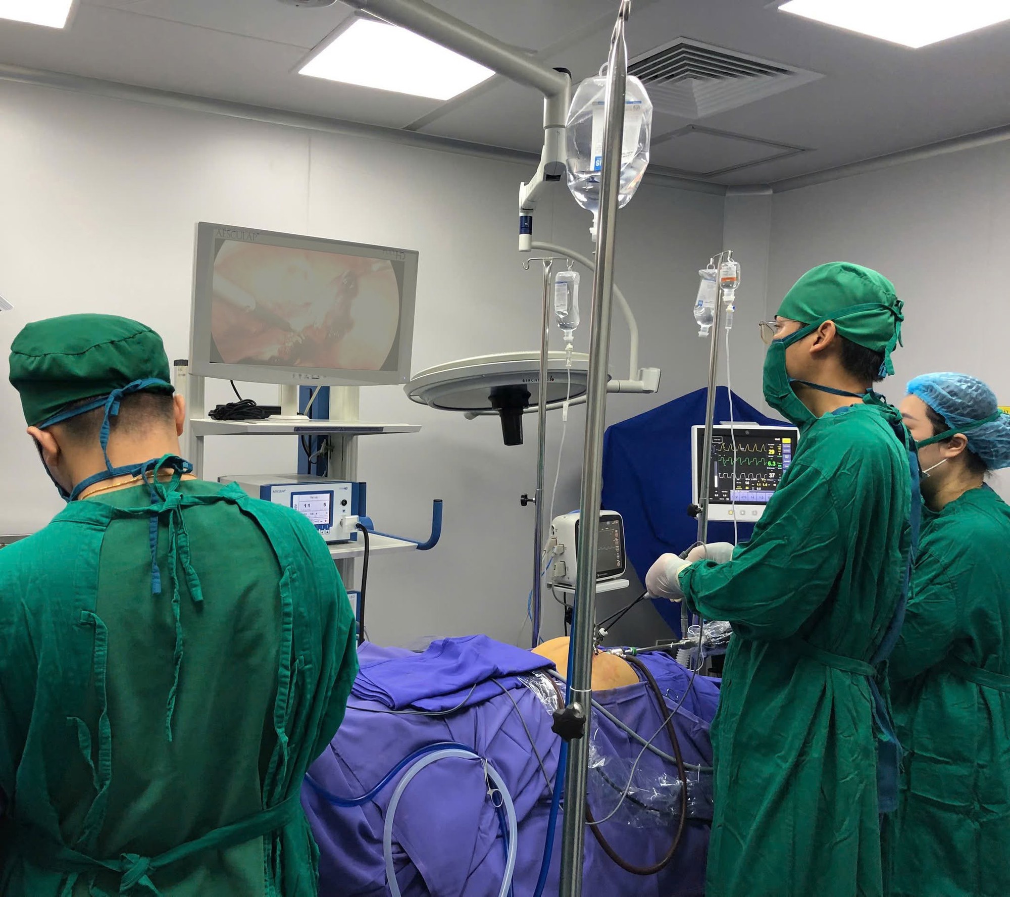 Li&ecirc;n tiếp cứu sống nhiều phụ nữ chửa ngo&agrave;i tử cung vỡ tại Bệnh viện Đa khoa Khu vực V&acirc;n Đồn - Ảnh 1.