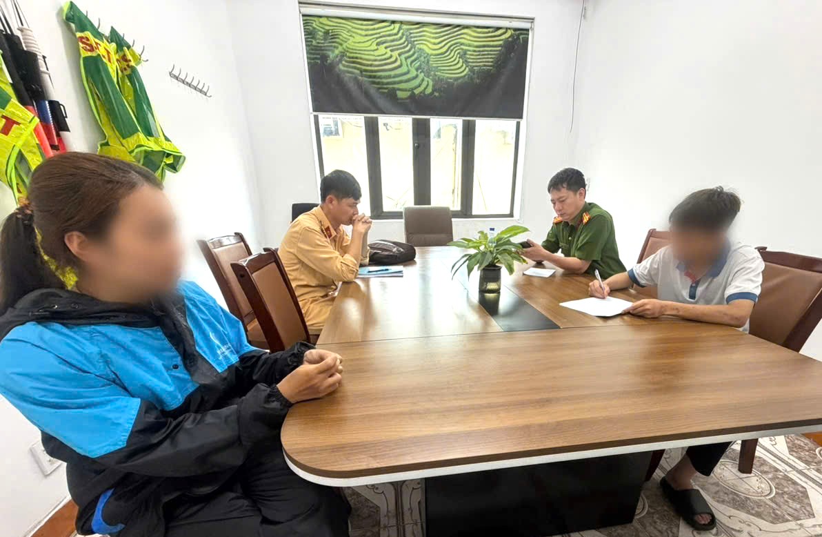 Con trai điều khiển xe 'bốc đầu, đi một b&aacute;nh' b&aacute;nh tr&ecirc;n đường, bố đẻ bị xử phạt - Ảnh 2.