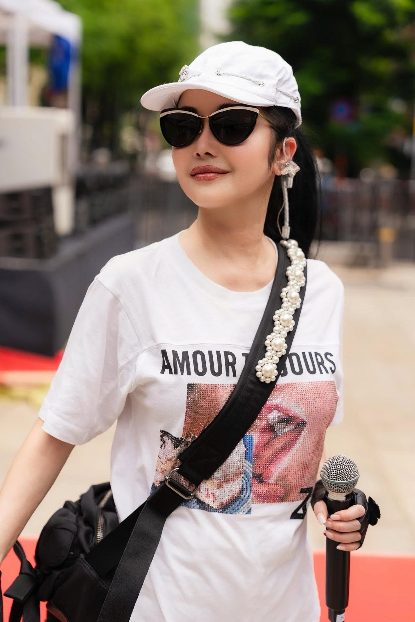 Phương Oanh và con gái Jenny gây chú ý trong ngày tốt nghiệp của Hạt Dẻ - Ảnh 3. Phương Oanh và con gái Jenny gây chú ý trong ngày tốt nghiệp của Hạt Dẻ - Ảnh 3.