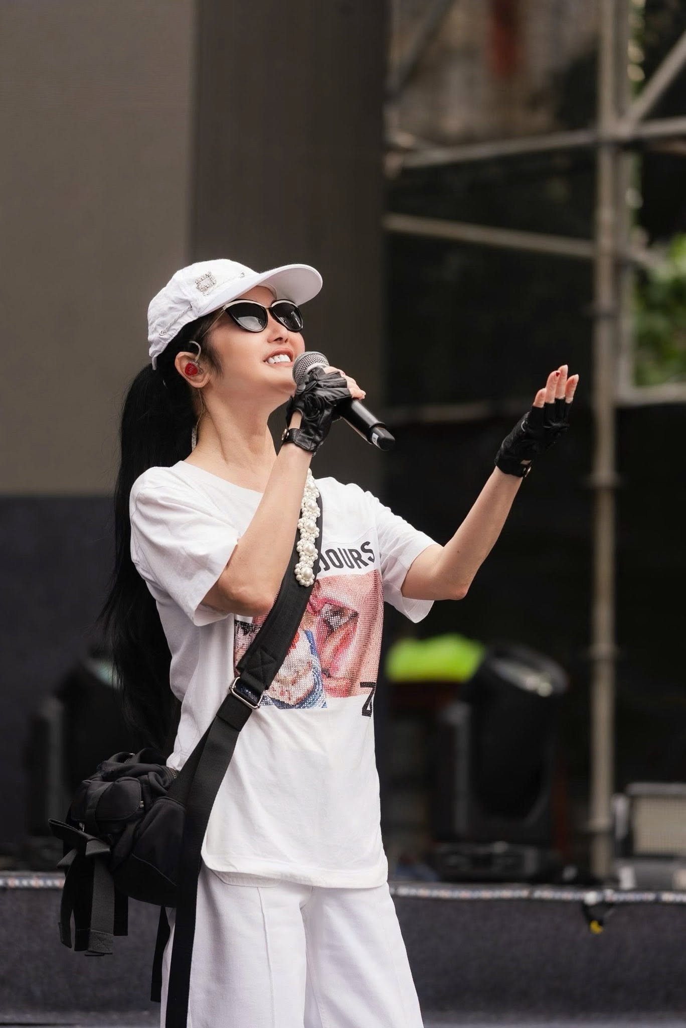 Phương Oanh và con gái Jenny gây chú ý trong ngày tốt nghiệp của Hạt Dẻ - Ảnh 4. Phương Oanh và con gái Jenny gây chú ý trong ngày tốt nghiệp của Hạt Dẻ - Ảnh 4.