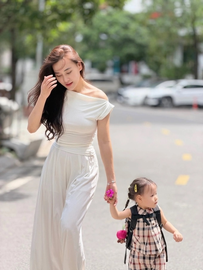 Phương Oanh và con gái Jenny gây chú ý trong ngày tốt nghiệp của Hạt Dẻ - Ảnh 1. Phương Oanh và con gái Jenny gây chú ý trong ngày tốt nghiệp của Hạt Dẻ - Ảnh 1.