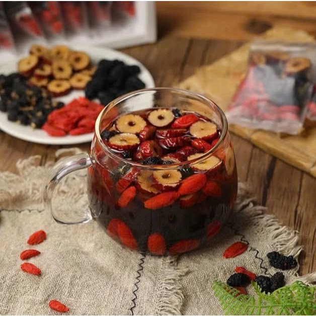 Nhiều chị em mê trà táo đỏ kỷ tử vì nghĩ 'càng uống càng bổ': Bác sĩ nói gì? - Ảnh 1. Nhiều chị em mê trà táo đỏ kỷ tử vì nghĩ 'càng uống càng bổ': Bác sĩ nói gì? - Ảnh 1.