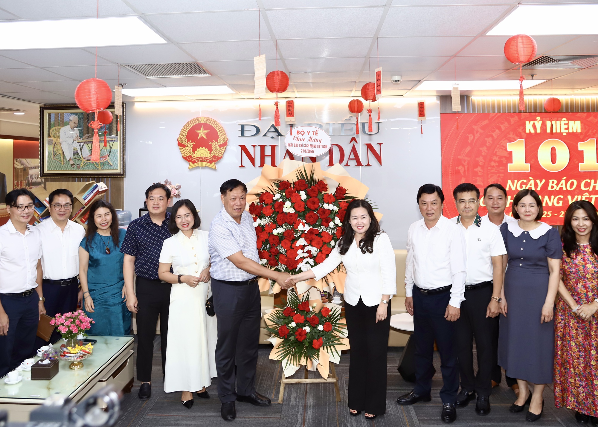 Thứ trưởng Đỗ Xu&acirc;n Tuy&ecirc;n thăm, ch&uacute;c mừng c&aacute;c cơ quan b&aacute;o ch&iacute; nh&acirc;n Kỷ niệm 101 năm Ng&agrave;y B&aacute;o ch&iacute; C&aacute;ch mạng Việt Nam- Ảnh 2.