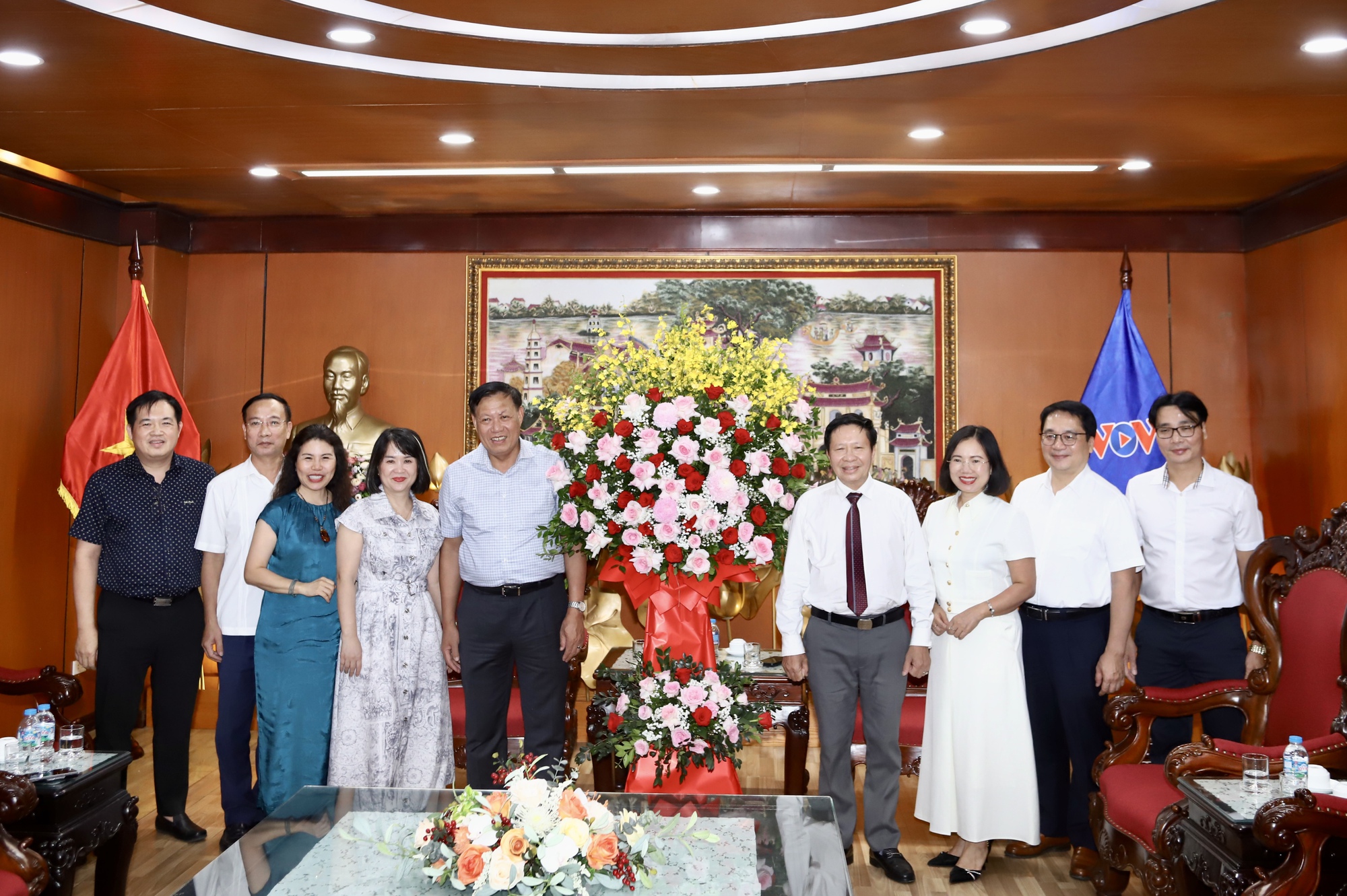 Thứ trưởng Đỗ Xu&acirc;n Tuy&ecirc;n thăm, ch&uacute;c mừng c&aacute;c cơ quan b&aacute;o ch&iacute; nh&acirc;n Kỷ niệm 101 năm Ng&agrave;y B&aacute;o ch&iacute; C&aacute;ch mạng Việt Nam- Ảnh 3.
