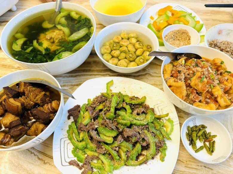 M&acirc;m cơm h&egrave; giản dị của Vợ chồng Hồng Đăng ch&uacute;c mừng con g&aacute;i thi cấp 3 - Ảnh 7.