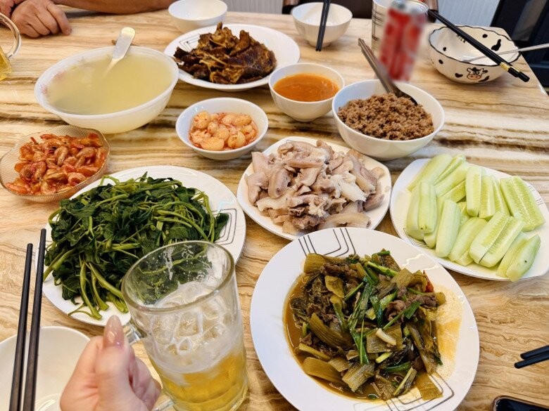 M&acirc;m cơm h&egrave; giản dị của Vợ chồng Hồng Đăng ch&uacute;c mừng con g&aacute;i thi cấp 3 - Ảnh 2.