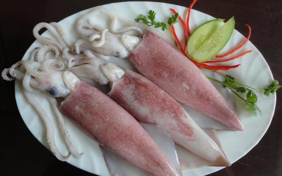 B&iacute; quyết luộc mực tươi gi&ograve;n ngọt, thơm ngon như nh&agrave; h&agrave;ng v&agrave; m&oacute;n mực luộc l&aacute; lốt cực kỳ đưa cơm - Ảnh 1.