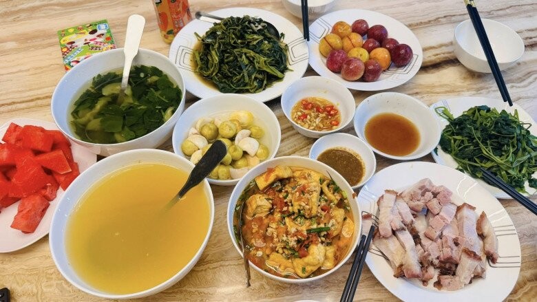 M&acirc;m cơm h&egrave; giản dị của Vợ chồng Hồng Đăng ch&uacute;c mừng con g&aacute;i thi cấp 3 - Ảnh 3.