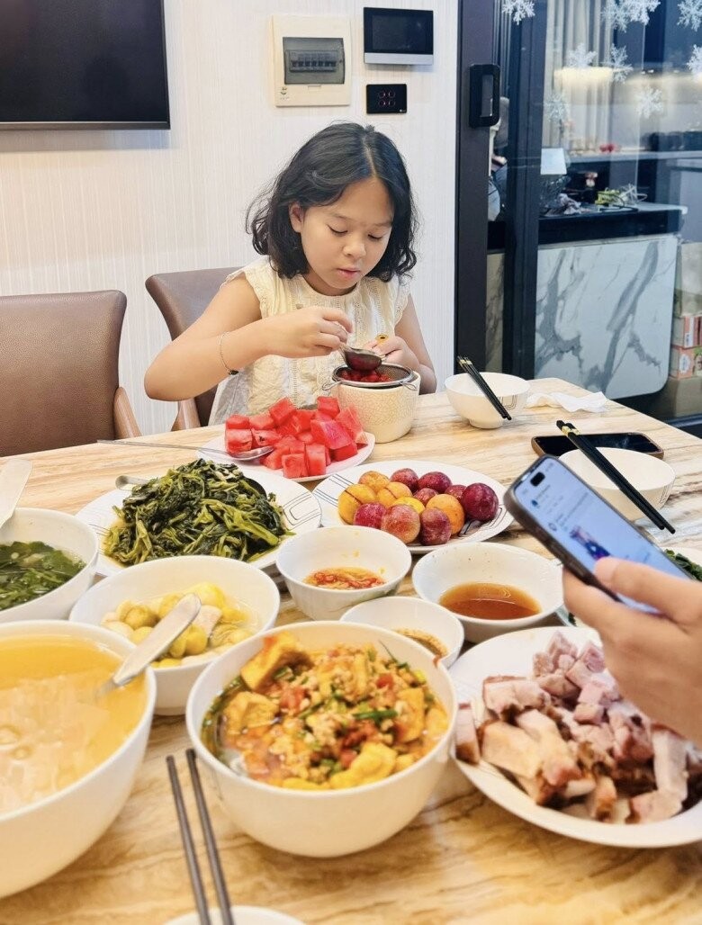M&acirc;m cơm h&egrave; giản dị của Vợ chồng Hồng Đăng ch&uacute;c mừng con g&aacute;i thi cấp 3 - Ảnh 5.