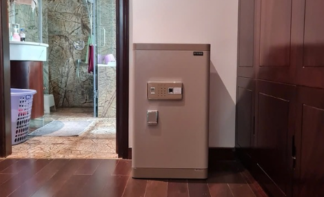 C&aacute;ch h&oacute;a giải thế s&aacute;t khi k&eacute;t sắt lỡ đặt tựa lưng v&agrave;o nh&agrave; vệ sinh - Ảnh 1.