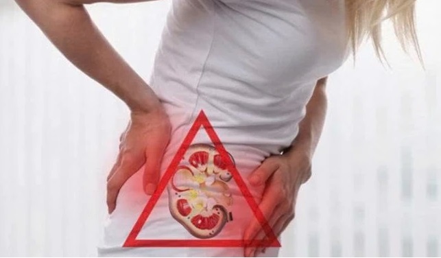 Nắng nóng kéo dài tăng nguy cơ suy thận cấp, bác sĩ chỉ ra 4 dấu hiệu cần đi viện ngay - Ảnh 2.