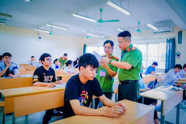 Đã có đề thi minh họa kỳ thi văn bằng 2 Công an trên máy tính - Ảnh 2.