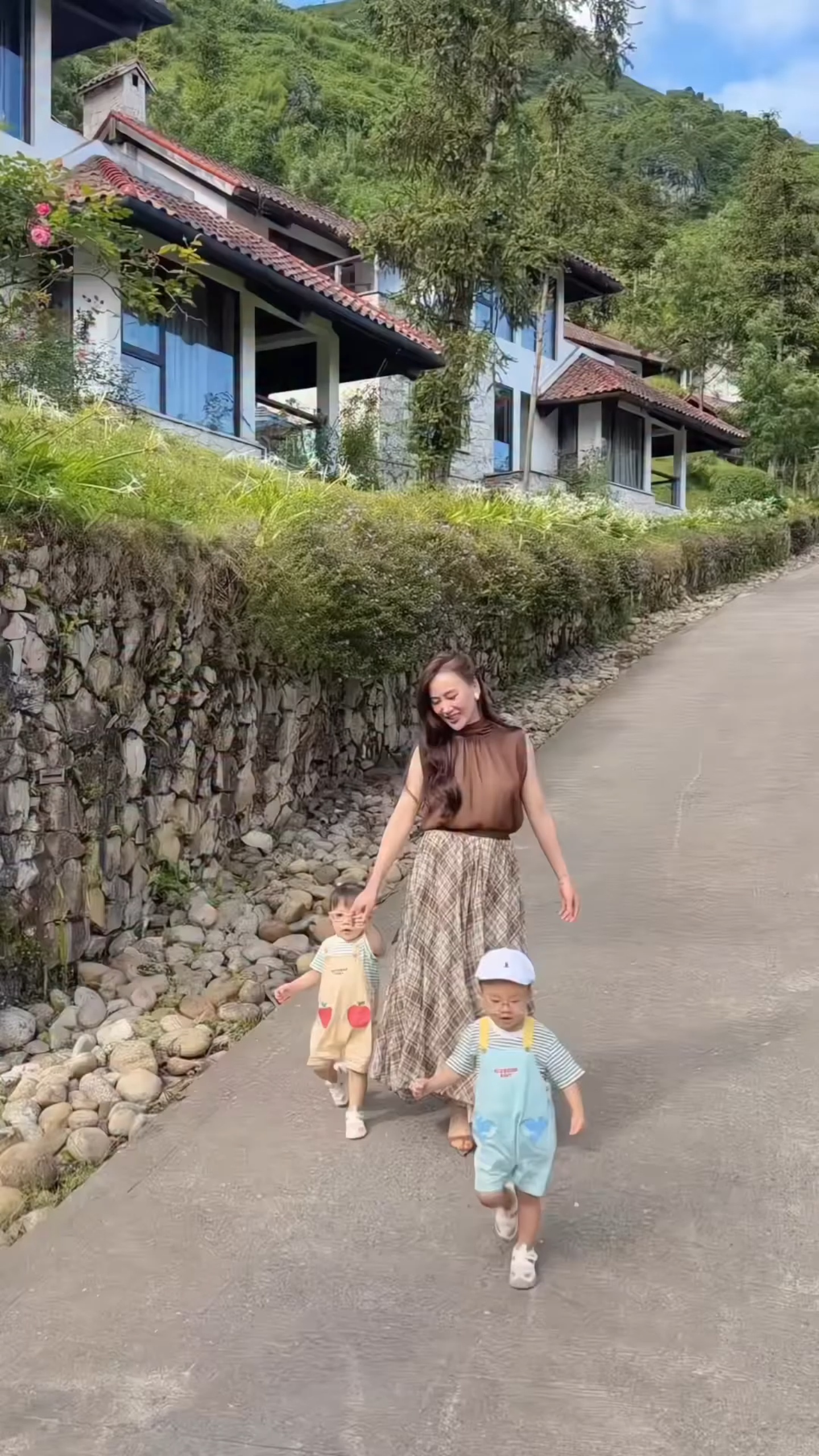 Phương Oanh rạng rỡ b&ecirc;n hai con trước thềm chung kết Miss Cosmo TP . HCM 2026 - Ảnh 8.