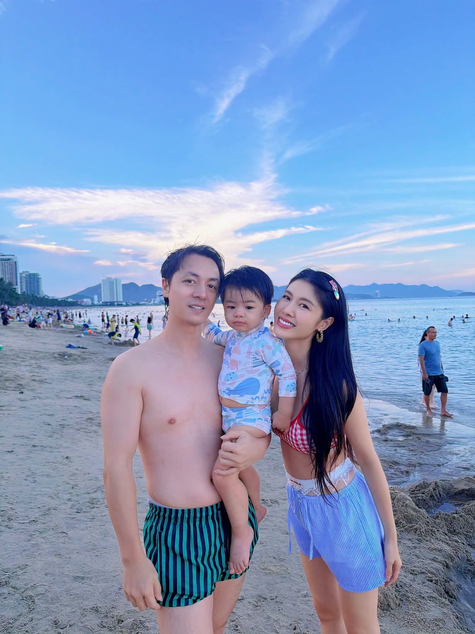 Phương Oanh rạng rỡ b&ecirc;n hai con trước thềm chung kết Miss Cosmo TP . HCM 2026 - Ảnh 5.