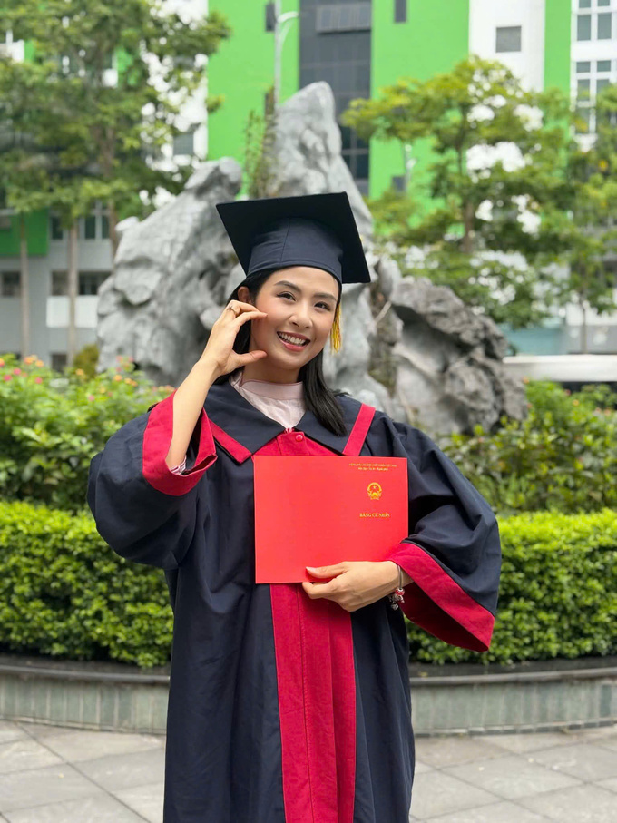 Chồng, con ch&uacute;c mừng Ngọc H&acirc;n bảo vệ th&agrave;nh c&ocirc;ng luận văn Thạc sĩ - Ảnh 4.