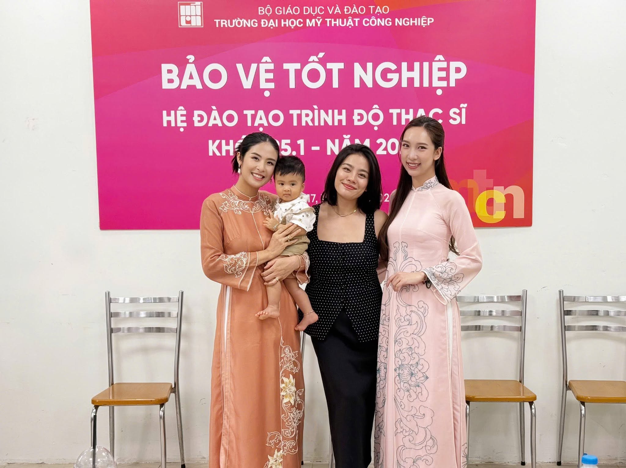 Chồng, con ch&uacute;c mừng Ngọc H&acirc;n bảo vệ th&agrave;nh c&ocirc;ng luận văn Thạc sĩ - Ảnh 2.