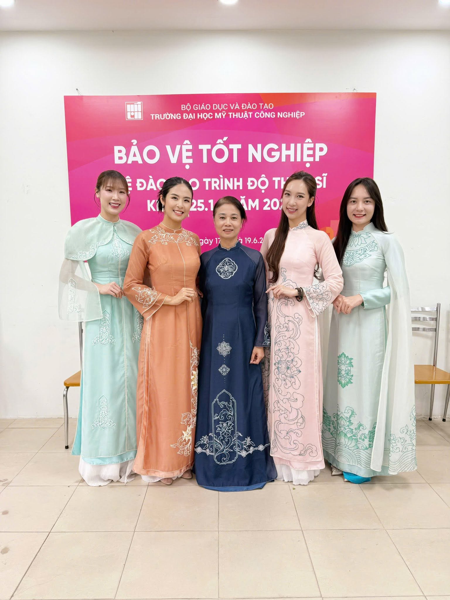Chồng, con ch&uacute;c mừng Ngọc H&acirc;n bảo vệ th&agrave;nh c&ocirc;ng luận văn Thạc sĩ - Ảnh 3.