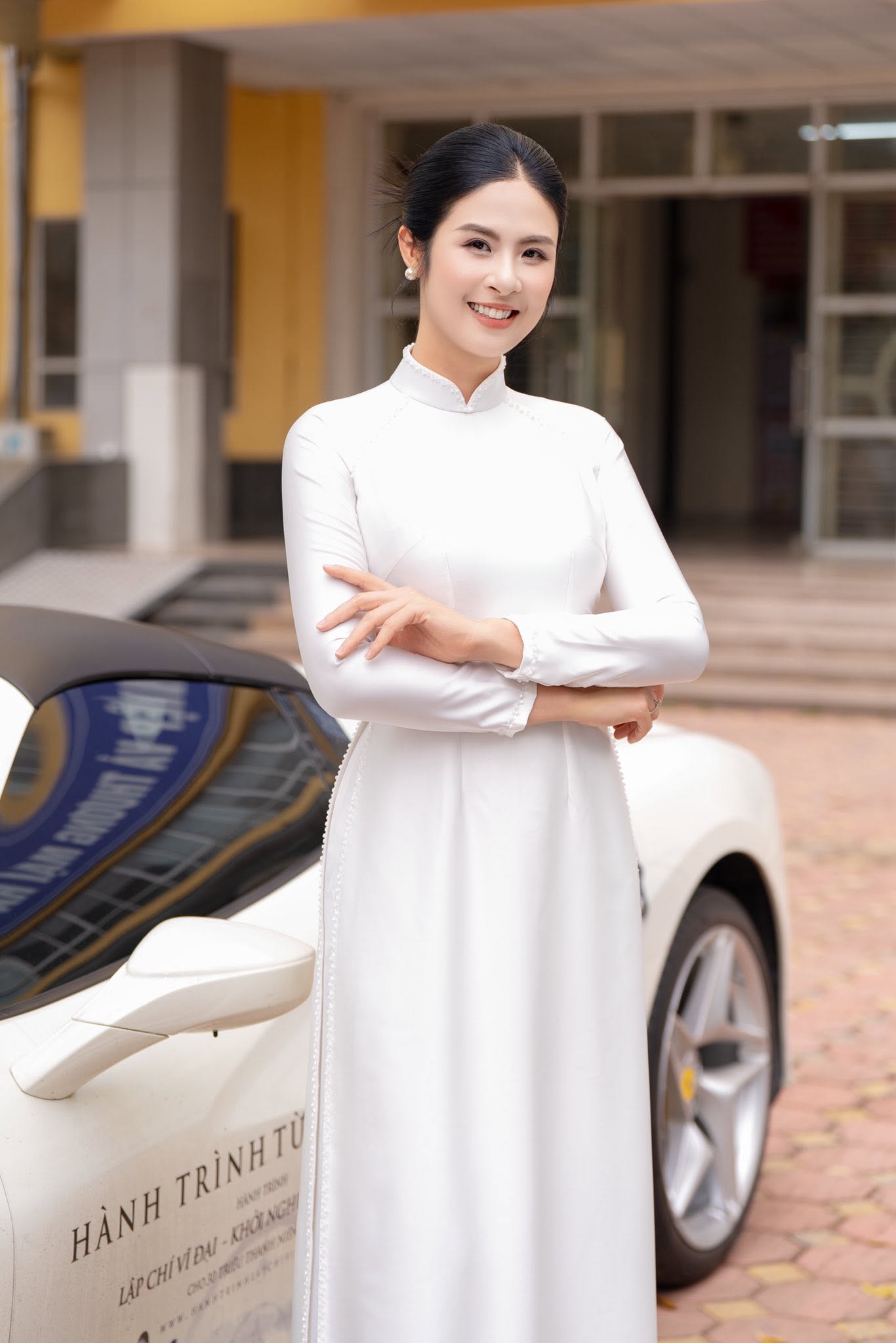 Chồng, con ch&uacute;c mừng Ngọc H&acirc;n bảo vệ th&agrave;nh c&ocirc;ng luận văn Thạc sĩ - Ảnh 5.