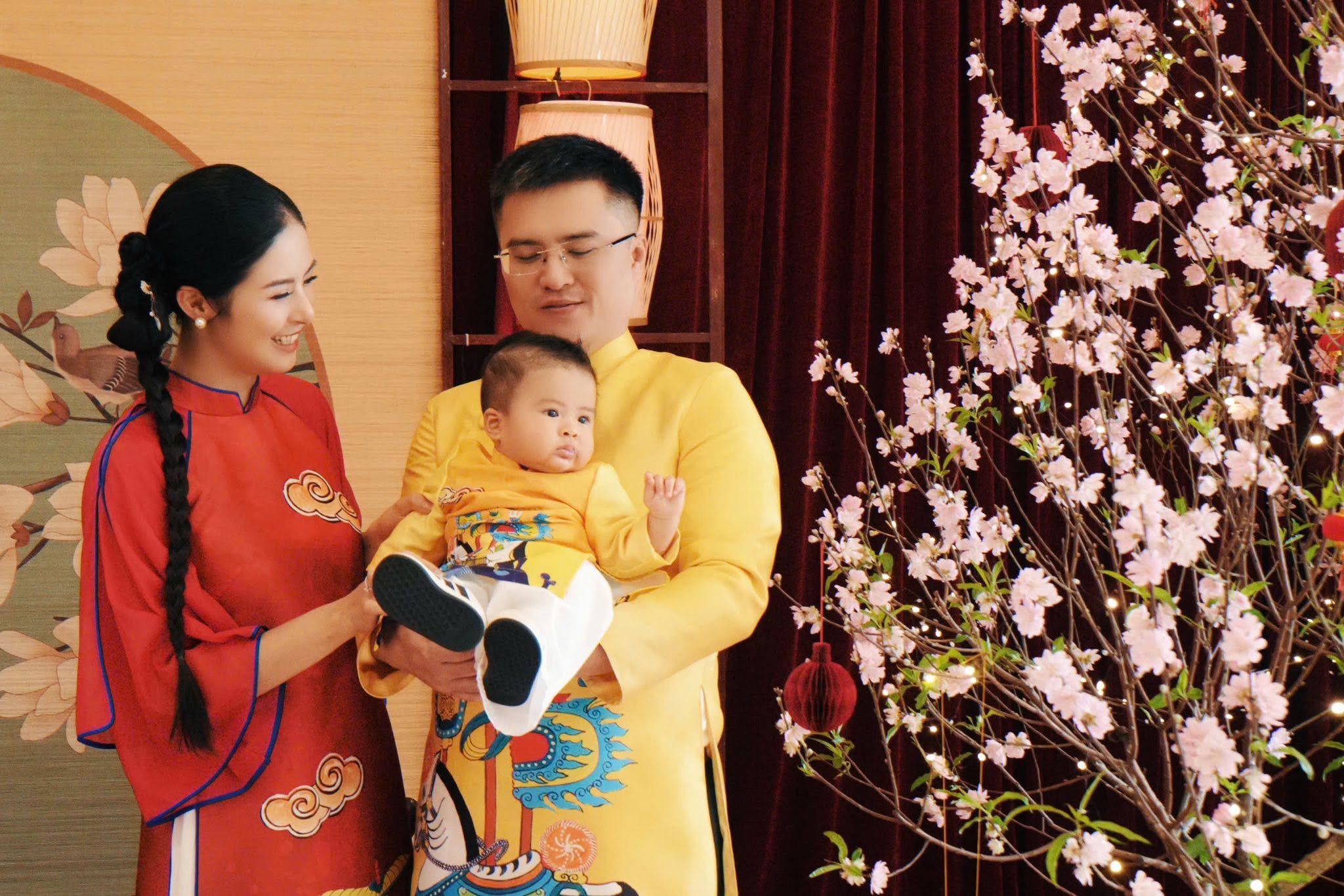 Chồng, con ch&uacute;c mừng Ngọc H&acirc;n bảo vệ th&agrave;nh c&ocirc;ng luận văn Thạc sĩ - Ảnh 8.