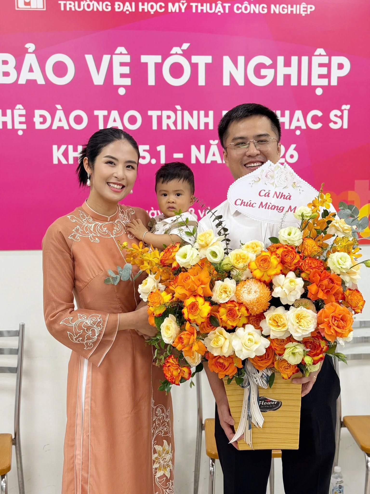 Chồng, con ch&uacute;c mừng Ngọc H&acirc;n bảo vệ th&agrave;nh c&ocirc;ng luận văn Thạc sĩ - Ảnh 1.