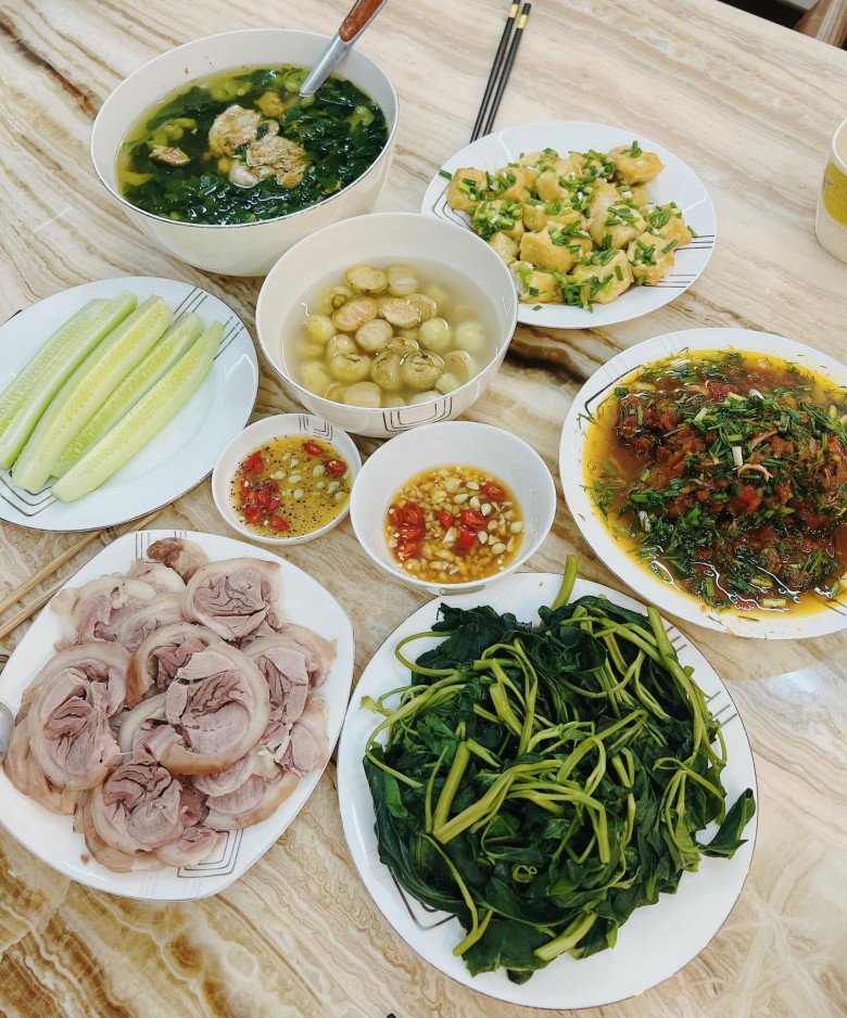 M&acirc;m cơm h&egrave; giản dị của Vợ chồng Hồng Đăng ch&uacute;c mừng con g&aacute;i thi cấp 3 - Ảnh 12.