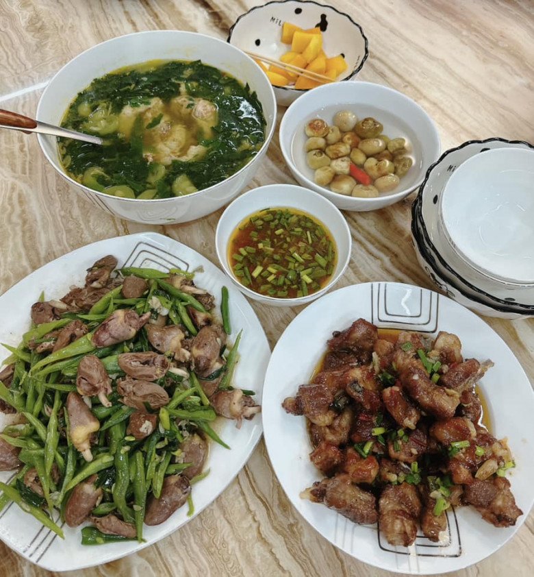 M&acirc;m cơm h&egrave; giản dị của Vợ chồng Hồng Đăng ch&uacute;c mừng con g&aacute;i thi cấp 3 - Ảnh 10.