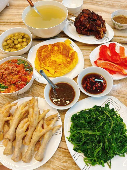 M&acirc;m cơm h&egrave; giản dị của Vợ chồng Hồng Đăng ch&uacute;c mừng con g&aacute;i thi cấp 3 - Ảnh 9.