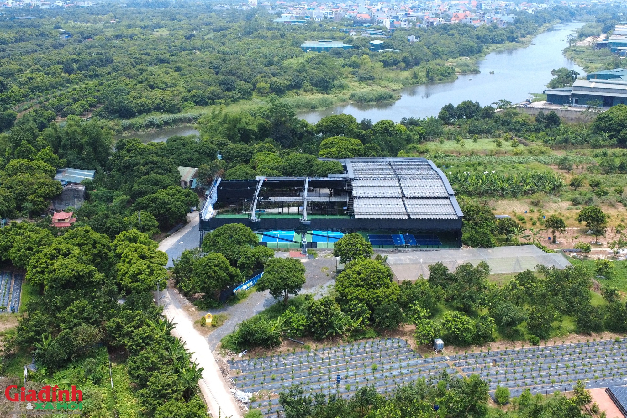 Hà Nội: Sau phản ánh của Gia đình và Xã hội, cụm sân thể thao trái phép ven sông Đáy khẩn trương tháo dỡ - Ảnh 1. Hà Nội: Sau phản ánh của Gia đình và Xã hội, cụm sân thể thao trái phép ven sông Đáy khẩn trương tháo dỡ - Ảnh 1.