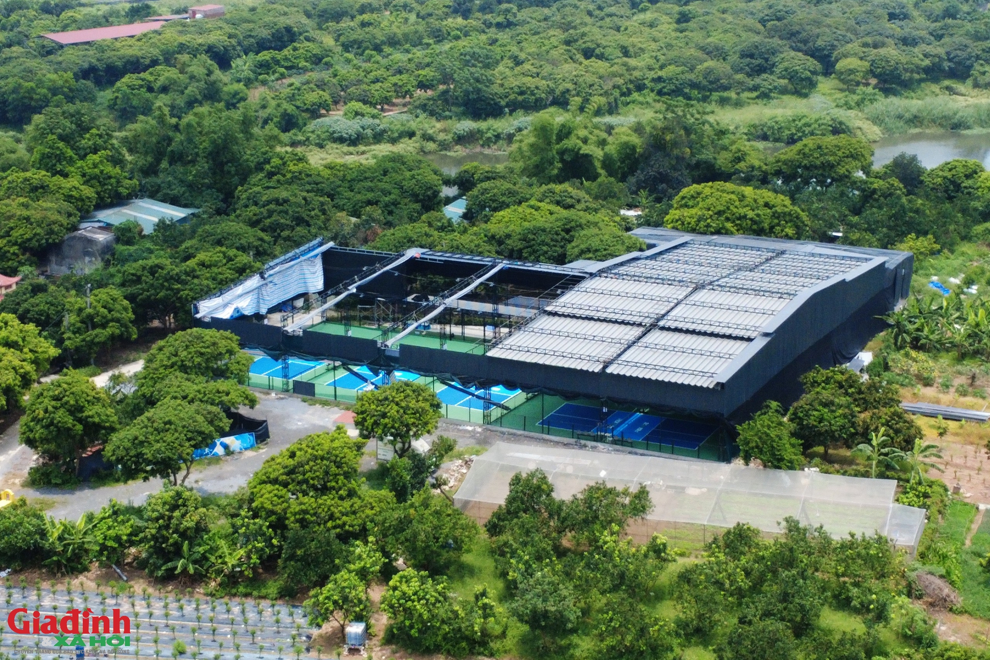Hà Nội: Sau phản ánh của Gia đình và Xã hội, cụm sân thể thao trái phép ven sông Đáy khẩn trương tháo dỡ - Ảnh 3. Hà Nội: Sau phản ánh của Gia đình và Xã hội, cụm sân thể thao trái phép ven sông Đáy khẩn trương tháo dỡ - Ảnh 3.