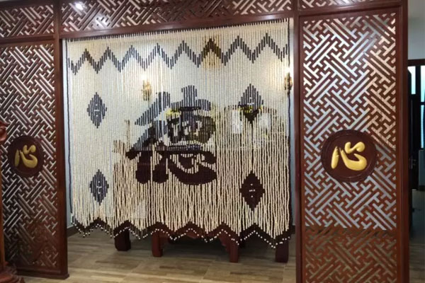 C&oacute; n&ecirc;n d&ugrave;ng r&egrave;m che b&agrave;n thờ chung cư? Lưu &yacute; g&igrave; để tr&aacute;nh phạm kỵ? - Ảnh 1.