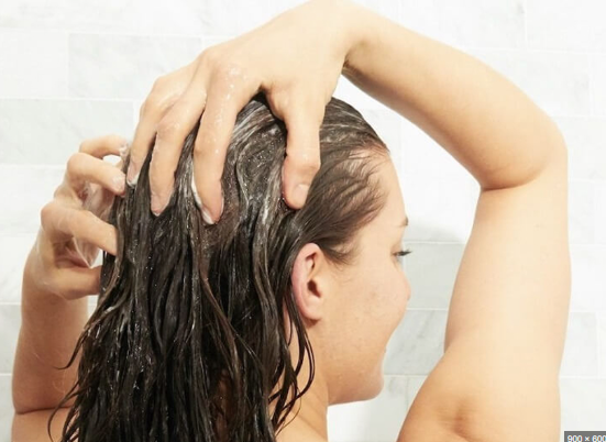 Những sai lầm khi gội đầu khiến tóc ngày càng yếu và bết - Ảnh 2.