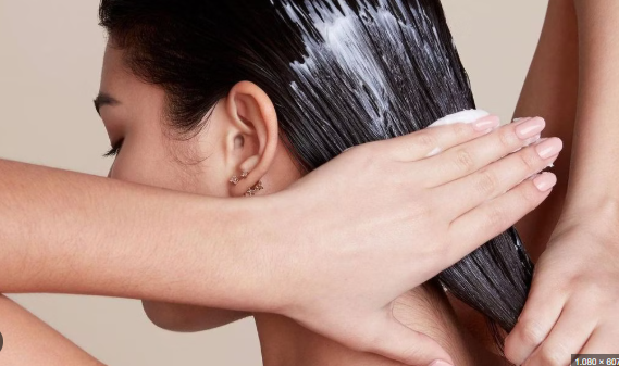 Những sai lầm quen thuộc khi sử dụng dầu xả khiến tóc hãy bị gãy - Ảnh 1.