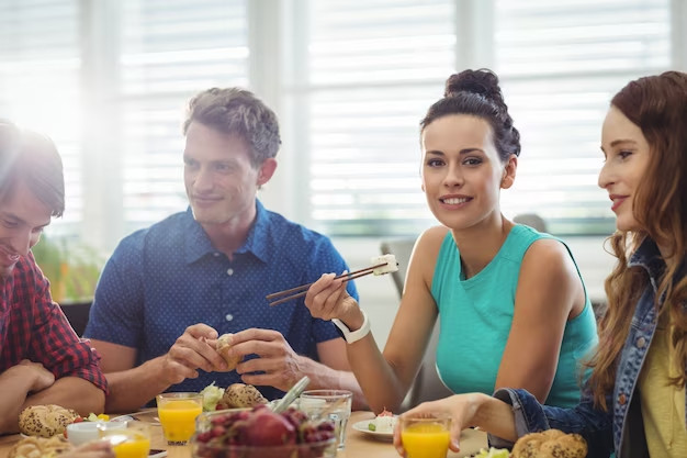 Phụ nữ từng sống thiếu thốn thường có 2 thói quen này khi ăn uống - Ảnh 3.