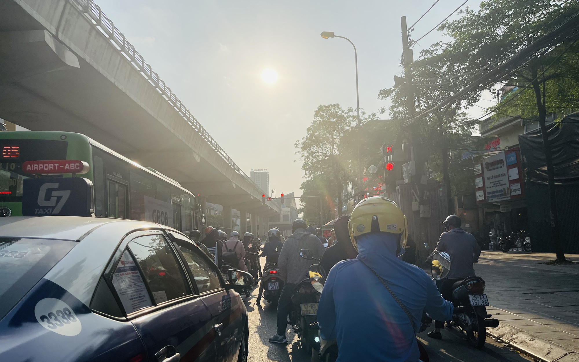 Kiểu thời tiết h&ocirc;m nay ở H&agrave; Nội v&agrave; miền Bắc khiến người d&acirc;n cần thận trọng - Ảnh 2.