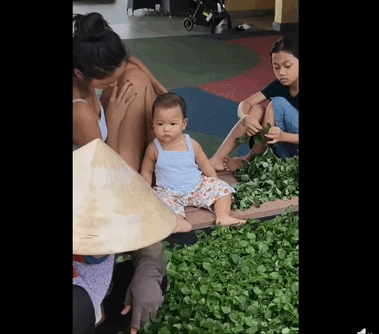 Con gái H'Hen Niê 'đốn tim' fan với ánh mắt tập trung, phong thái 'tiểu hoa hậu' - Ảnh 1.
