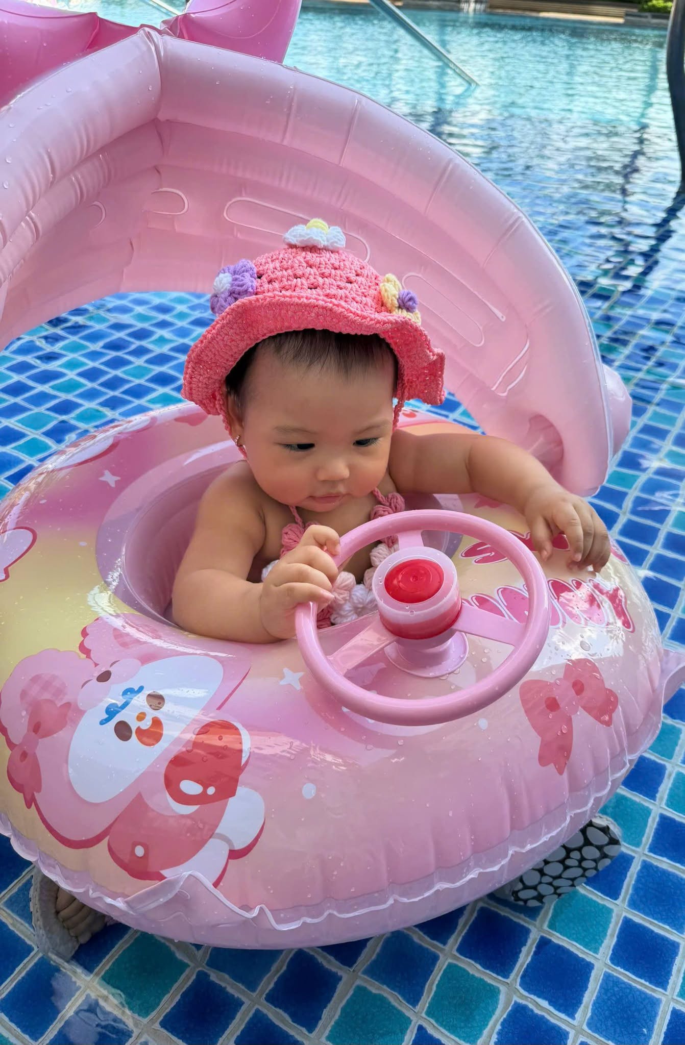 Con gái H'Hen Niê 9 tháng tuổi diện bikini slay gây sốt mạng xã hội - Ảnh 1. Con gái H'Hen Niê 9 tháng tuổi diện bikini slay gây sốt mạng xã hội - Ảnh 1.