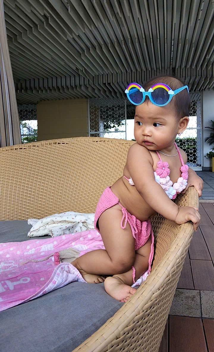 Con gái H'Hen Niê 9 tháng tuổi diện bikini slay gây sốt mạng xã hội - Ảnh 5. Con gái H'Hen Niê 9 tháng tuổi diện bikini slay gây sốt mạng xã hội - Ảnh 5.