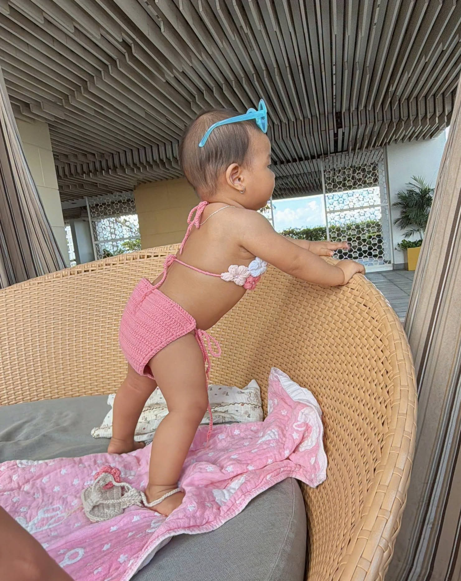 Con gái H'Hen Niê 9 tháng tuổi diện bikini slay gây sốt mạng xã hội - Ảnh 4. Con gái H'Hen Niê 9 tháng tuổi diện bikini slay gây sốt mạng xã hội - Ảnh 4.