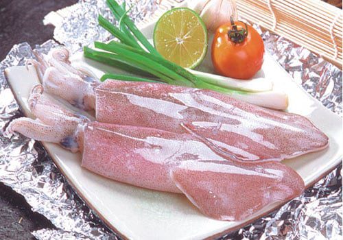 Bí quyết luộc mực tươi giòn ngọt, thơm ngon như nhà hàng và món mực luộc lá lốt cực kỳ đưa cơm - Ảnh 1.